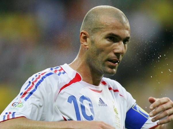 Zinedine Zidane là cầu thủ pháp nổi tiếng với tài năng điêu luyện, kỹ thuật và tầm nhìn tốt