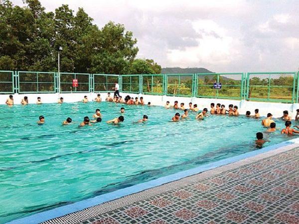 Đảm bảo an toàn cho khách hàng là 1 trong những kinh nghiệm kinh doanh bể bơi 