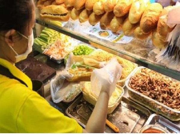 kinh nghiệm kinh doanh bánh mì thể hiện trong cách phục vụ chuyên nghiêp