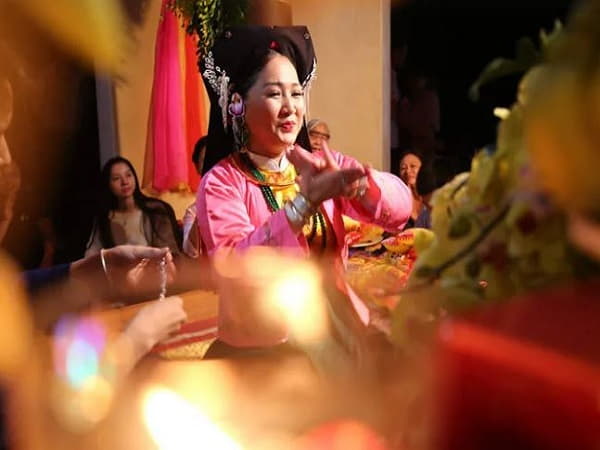 Vậy tiền lộc đi hầu đồng nên làm gì để tăng phước lộc?