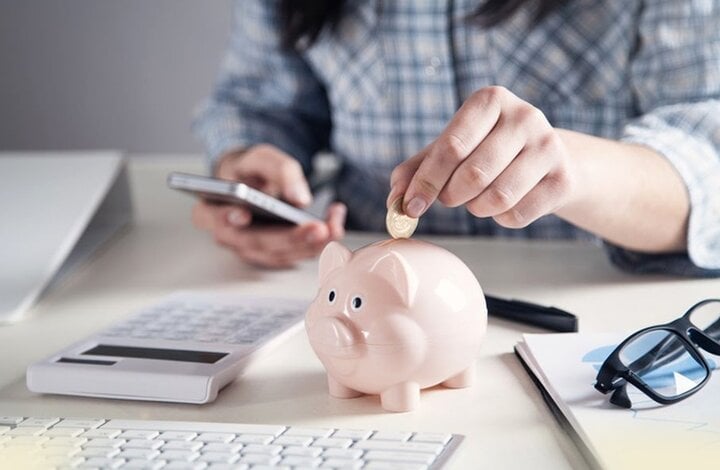 Có 300 triệu nên mua vàng hay gửi tiết kiệm để lời nhất?